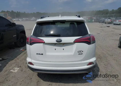 2017 Toyota Rav4 Xle z USA, uszkodzony, nr VIN JTMWFREV1HJ719183